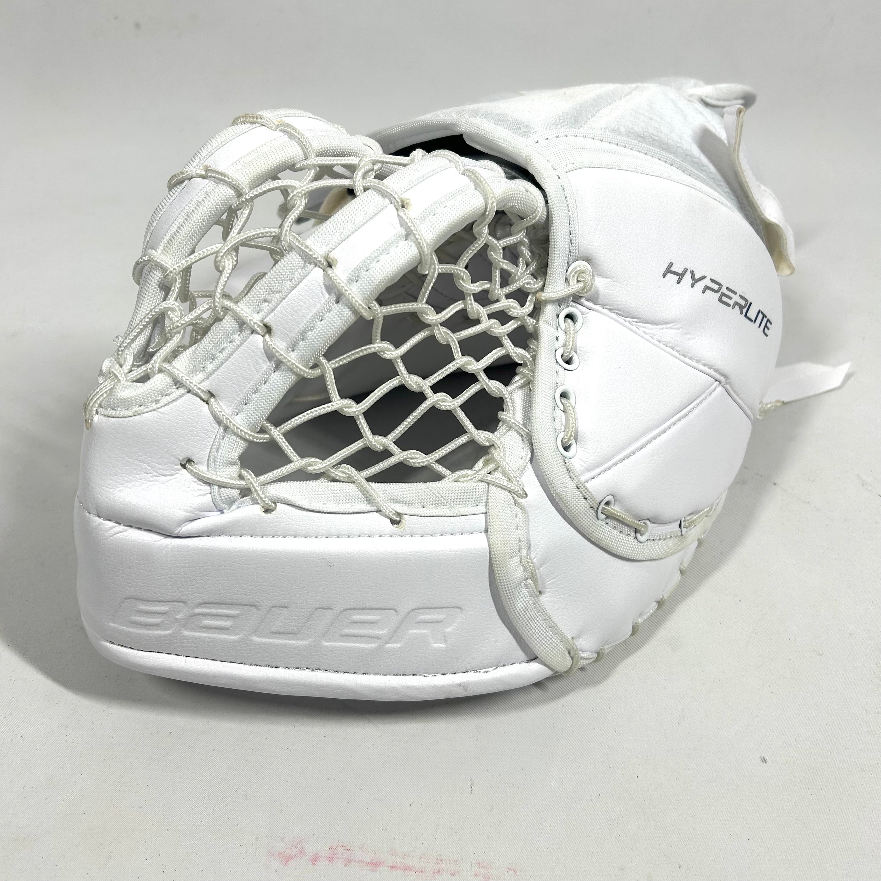 Bauer Vapor Hyperlite - Nouveau gant de gardien senior Pro Stock (blanc/bleu/rouge)